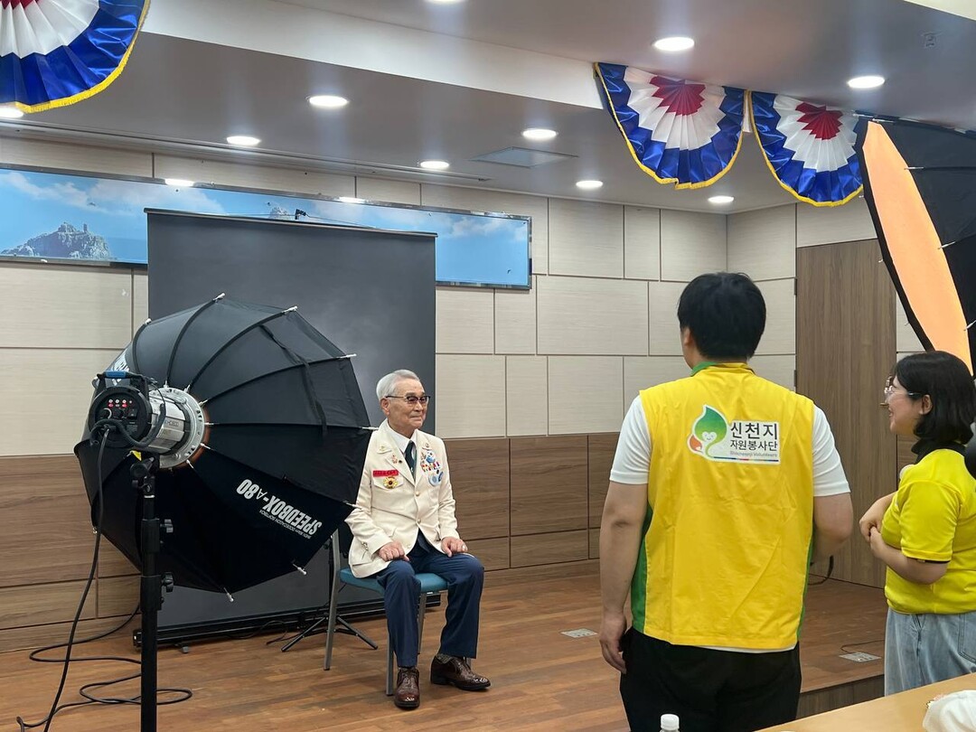 6&middot;25 참전유공자가 지난달 30일 부산 남구보훈회관에서 열린 &lsquo;제11회 나라사랑평화나눔행사&rsquo;에서 장수사진 촬영에 응하고 있다.