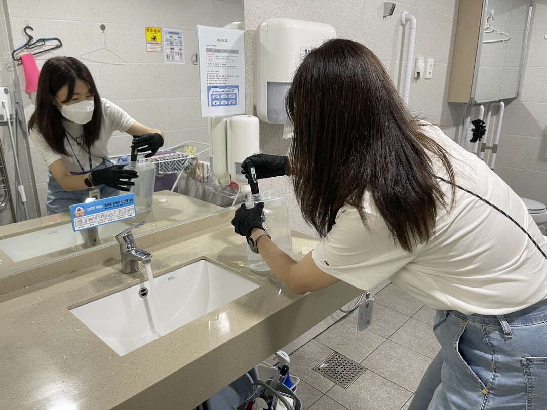 용인특례시 보건소는 12일까지 레지오넬라증 예방을 위한 환경 검사를 한다. 사진은 레지오넬라균을 채수하는 모습. 용인시 제공