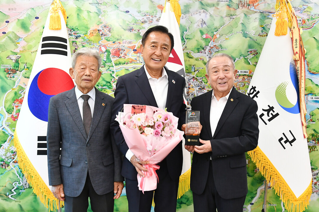  이건실 (사)대한노인회 강원특별자치도연합회장은 6일 이화원 화천군 노인회장과 함께 김세훈 화천군수를 방문해 취임 축하패를 전달했다.(화천군청 제공)