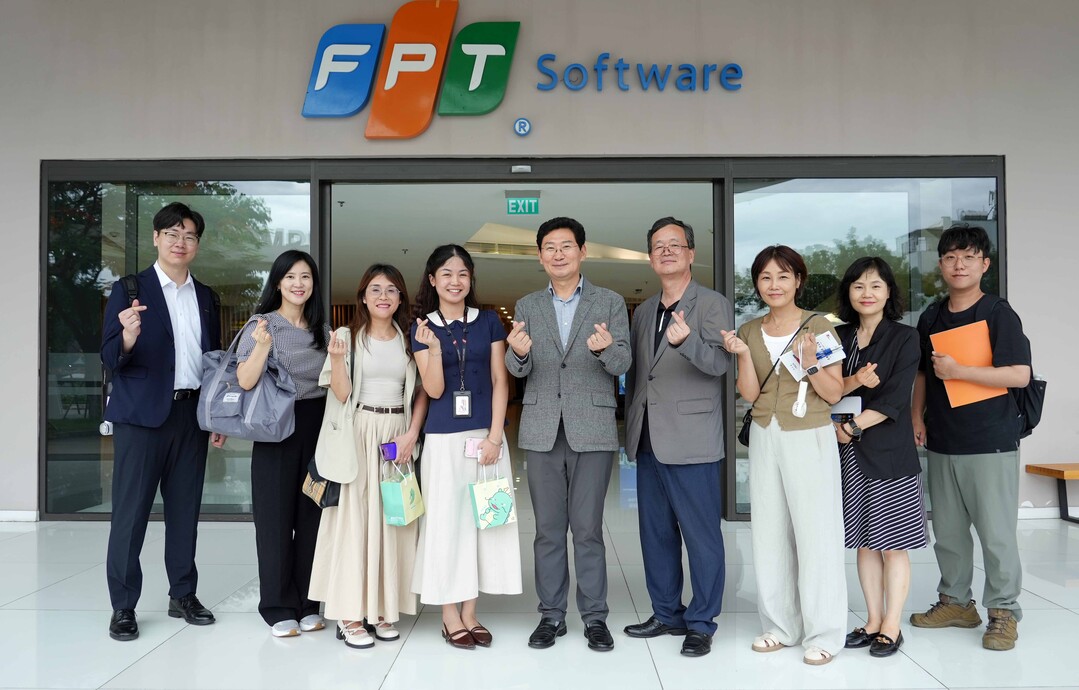  5일 FPT 소프트웨어에서 이상일 시장(가운데)과 용인시 대표단이 시설 시찰 후 기념사진을 찍고 있다.