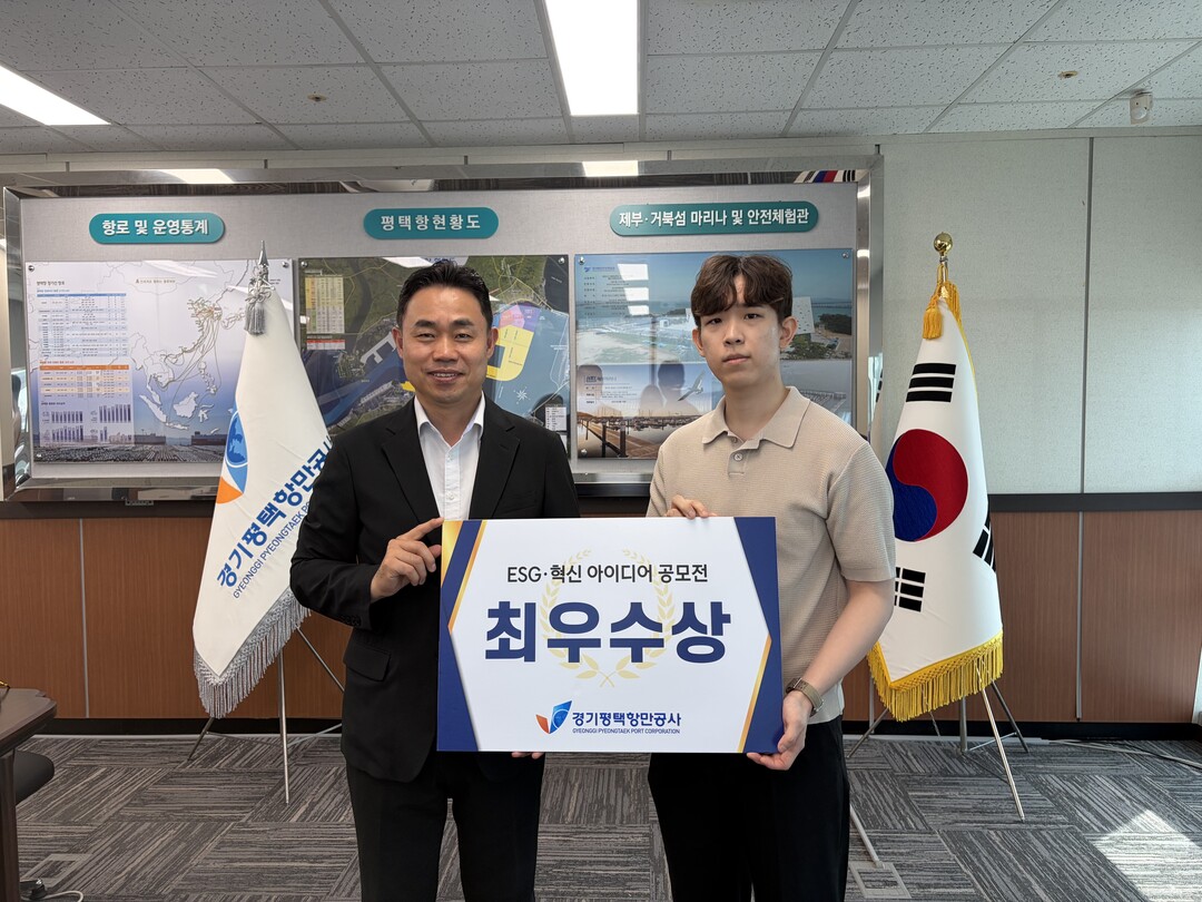 김금규 공사 사장직무대행이 혁신아이디어 공모전 최우수상 선정자와 기념촬영을 하고있다. 