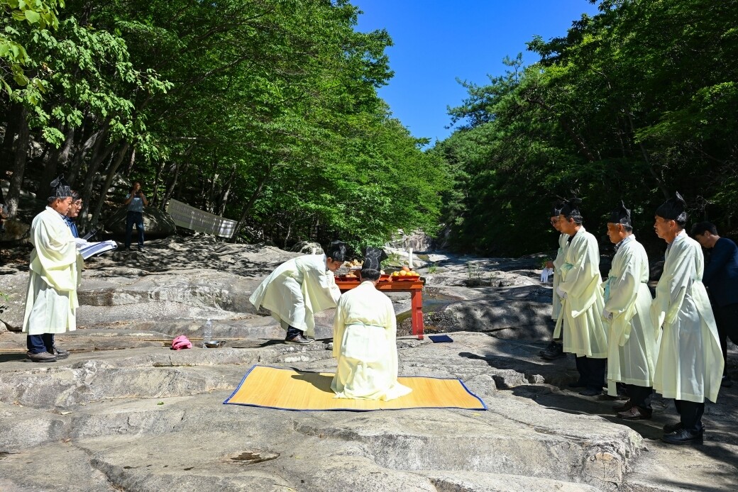 6일 산내면 호박소 일원에서&nbsp; 폭염과 가뭄으로 어려움을 겪는 농업인들의 간절한 마음을 담아 단비와 풍년을 기원하는 기우제 봉행 모습. 밀양시&nbsp; 제공