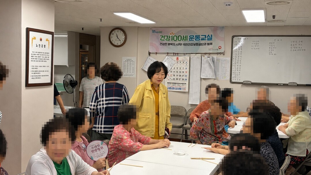오산시 신장1동 관계자가 무더위쉼터로 운영 중인 경로당을 방문해 어르신들의 안부를 확인하고 있다. 오산시 제공