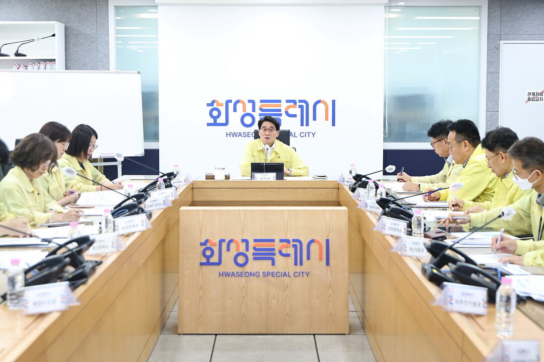 윤성진 화성특례시 제1부시장이 폭염 대응 점검회의에서 대응 방안을 논의하고 있다.화성시 제공