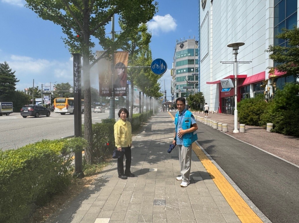 홍노미 만세구청장이 향남 생활권 스마트정류소를 찾아 폭염 대응시설 운영상태를 점검하고 있다.화성시 제공