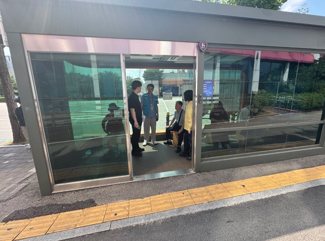 홍노미 만세구청장이 향남 생활권 쿨링포그 운영상태를 점검하고 있다.화성시 제공
