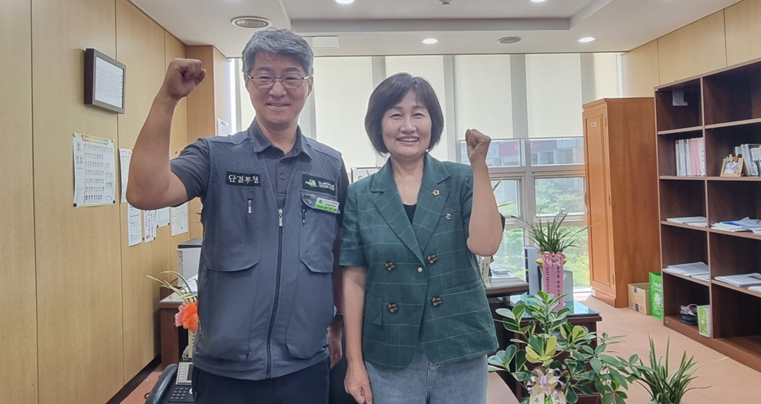 최은영 부산시의원실에서 원경환 민주노총 건설산업연맹 전국건설노동조합 부산건설기계지부 수석부지부장과 건설기계 체불대금 해결 및 제도개선 논의를 하고 기념촬영을 하고 있다. 시의회 제공