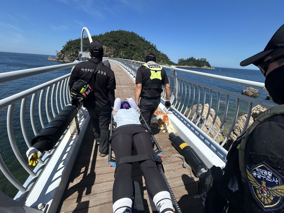 군산해경이 온옇질환자를 이송중이다. 군산해경 제공
