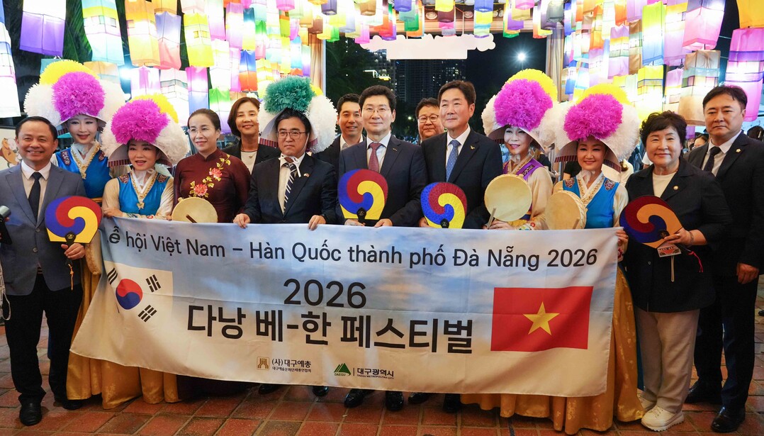 7일 다낭시 동해공원에서 이상일 시장이 장정순 시의장, 응우옌티안티 다낭시 부인민위원장, 한정일 총영사, 조용호 오산시장 등 개막식 참석자들과 기념사진을 찍고 있다.
