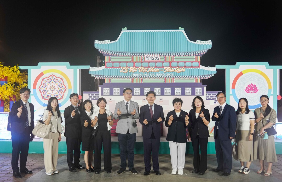 7일 다낭시 동해공원에서 열린 한국-베트남 페스티벌에 참석한 이상일 시장(오른쪽 여섯째)과 장정순 시의장(오른쪽 다섯째), 신나연 자치행정위원장(오른쪽 넷째), 강영웅 시의원(왼쪽 여섯째)이 기념사진을 찍고 있다. 