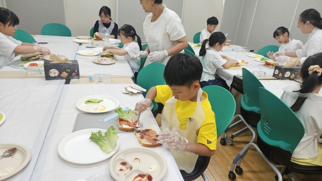 수지구 상현2동 주민자치위원회는 6일 상현2동 주민자치센터에서 지역 초등학생을 대상으로 어린이 여름방학 특강 &lsquo;오감 과학 탐험 요리교실&rsquo;을 운영했다. 용인시 제공