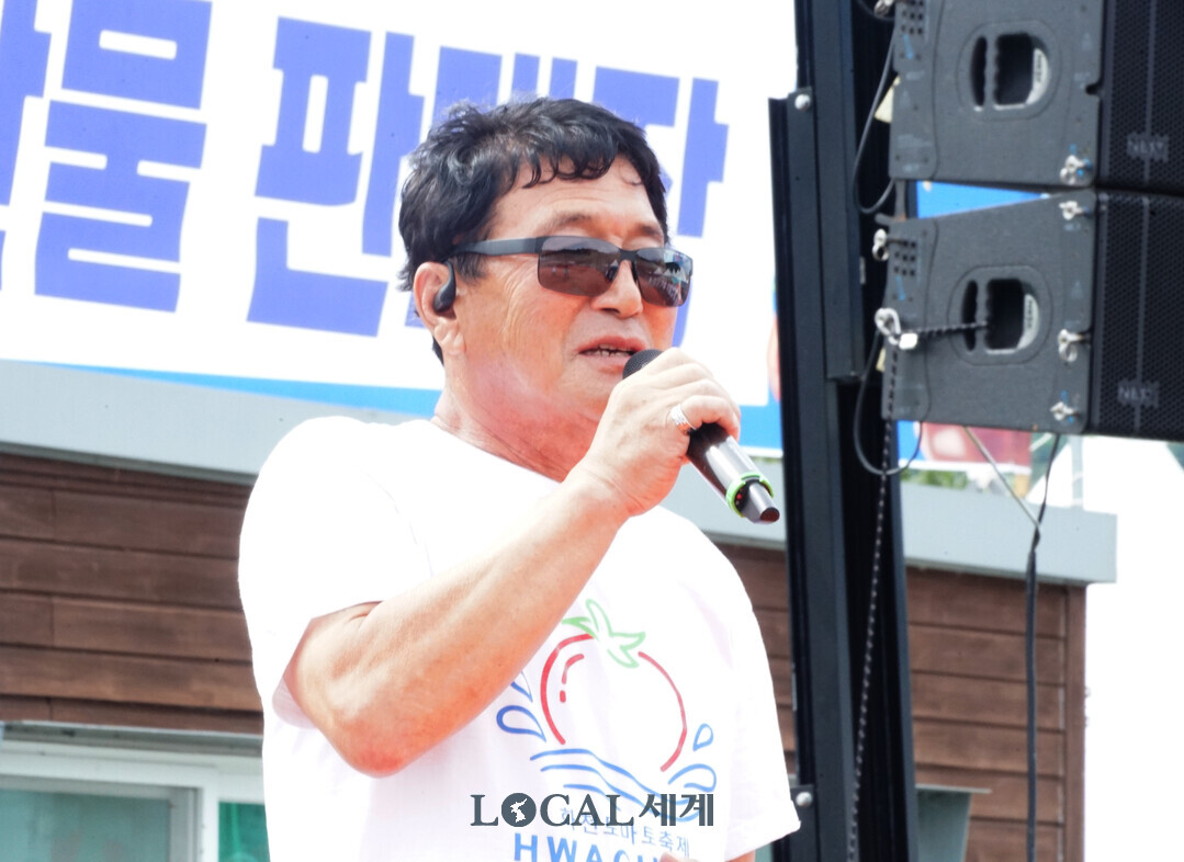 문영주 축제위원장이 참가자들을 독려하고 있다