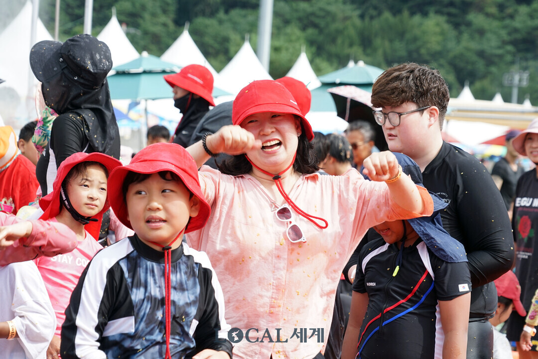 2026화천토마토축제 황금반지를 찾아라 이벤트 참석자가 축제를 즐기고 있다 