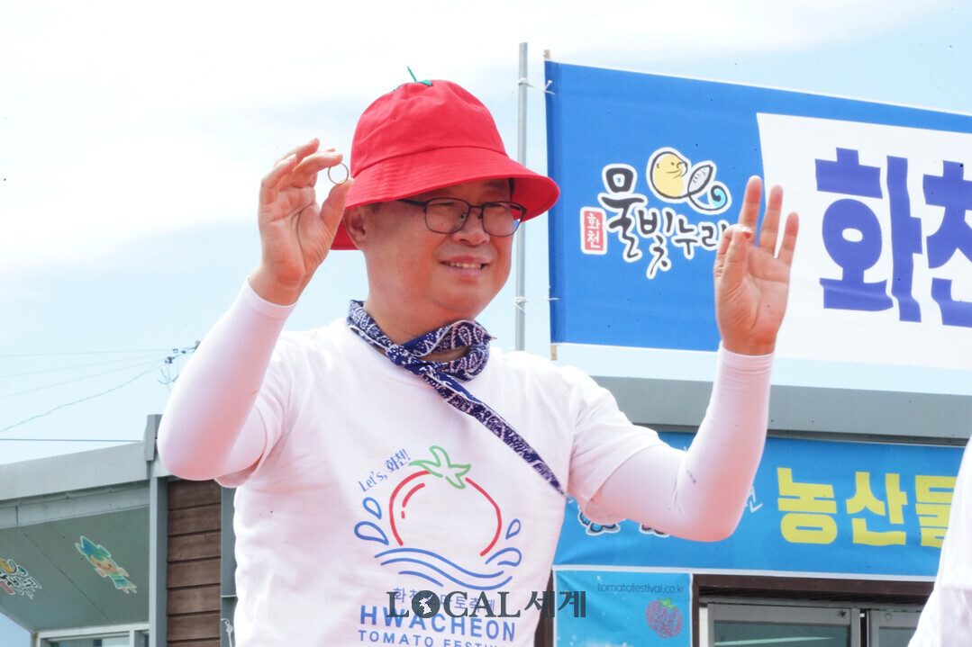 안중기 부군수가 토마토 사이에 숨길 반지를 들어보이고 있다