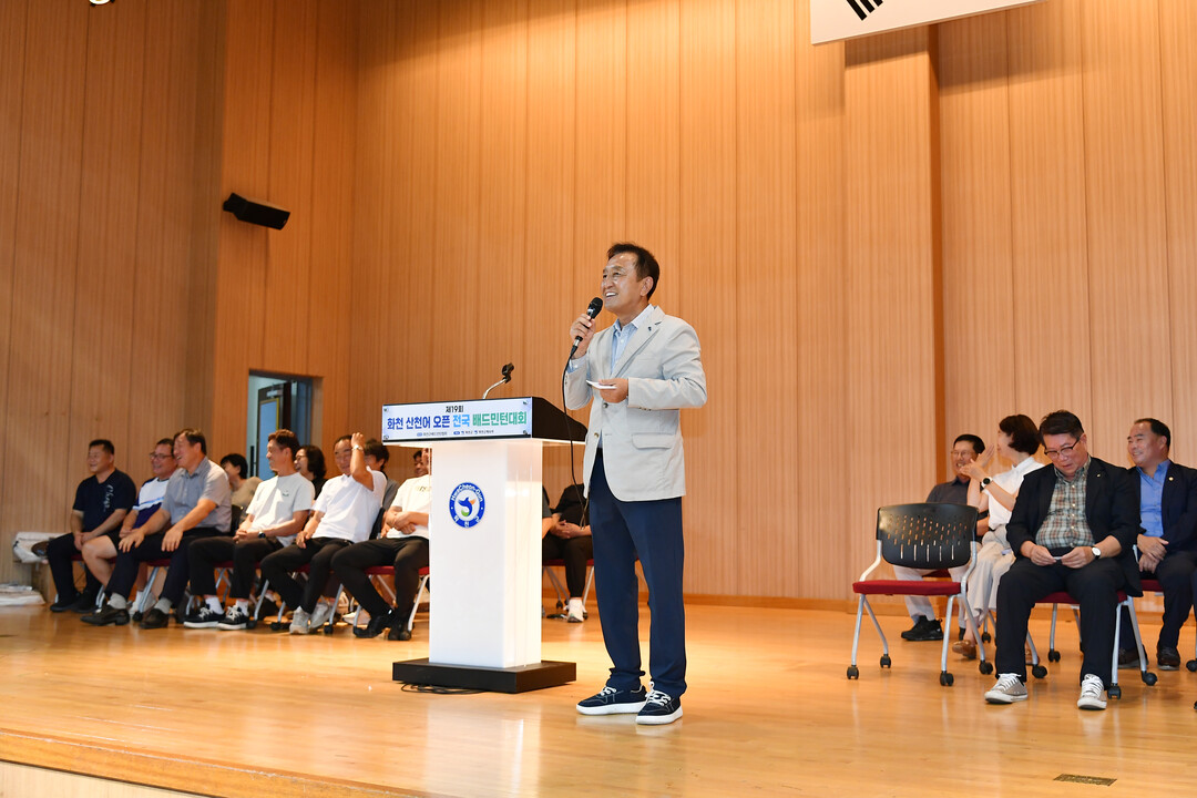 김세훈 군수가 제19회 화천 산천어 오픈 전국 배드민턴 대회 개회식에서 개회사를 하고 있다(화천군청 제공)