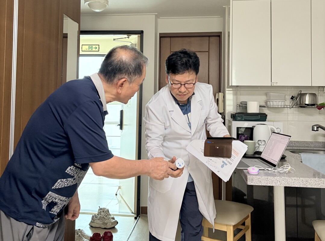 용인특례시가 어르신 830명을 대상으로 통합돌봄 전수조사를 한다. 사진은 약물관리사업 진행 모습. 용인시 제공