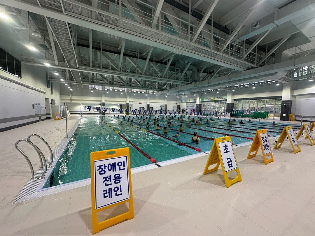 용인특례시가 동백미르휴먼센터 수영장에 장애인 전용레인을 운영한다. 용인시 제공