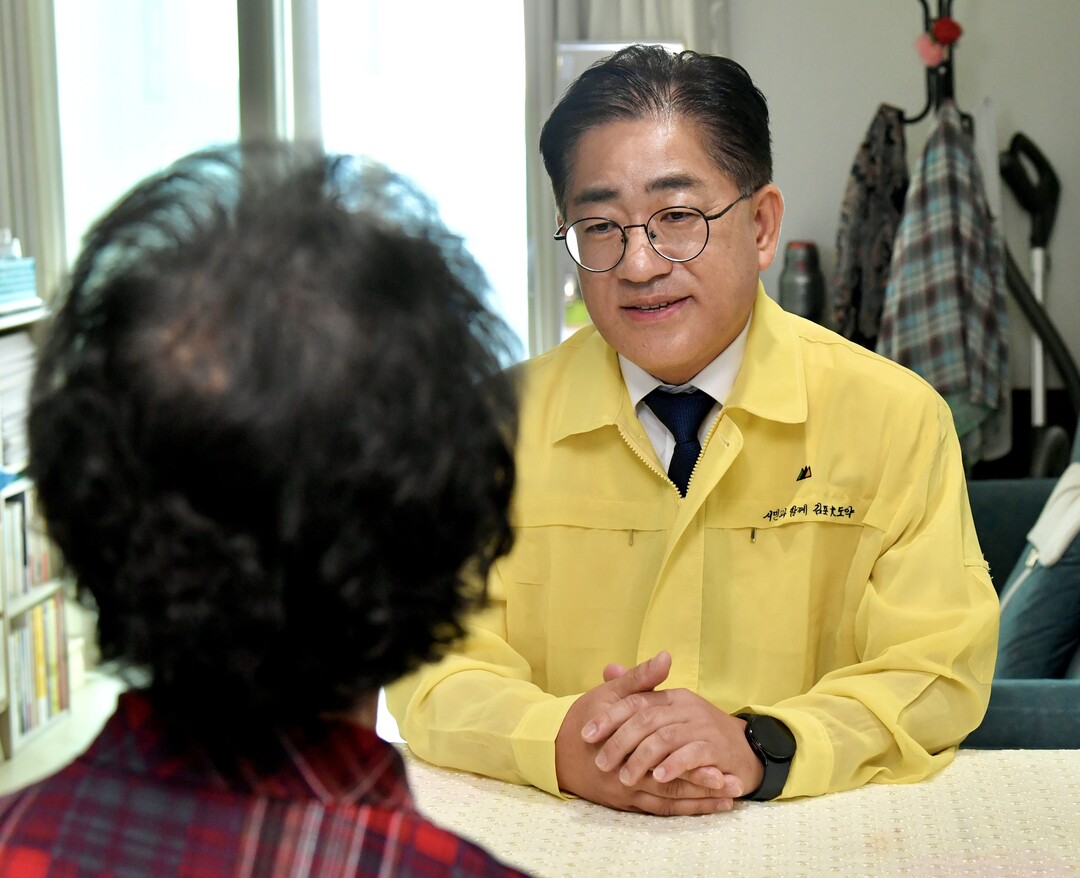  폭염 취약계층 가정을 방문해 안부 확인. 김포시 제공