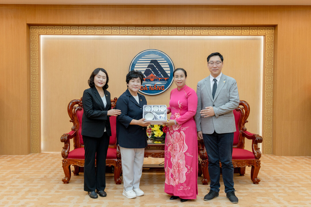 용인특례시의회 대표단은 다낭시 인민위원회와 간담회를 갖고 양 도시의 우호를 위해 기념품을 전달했다.