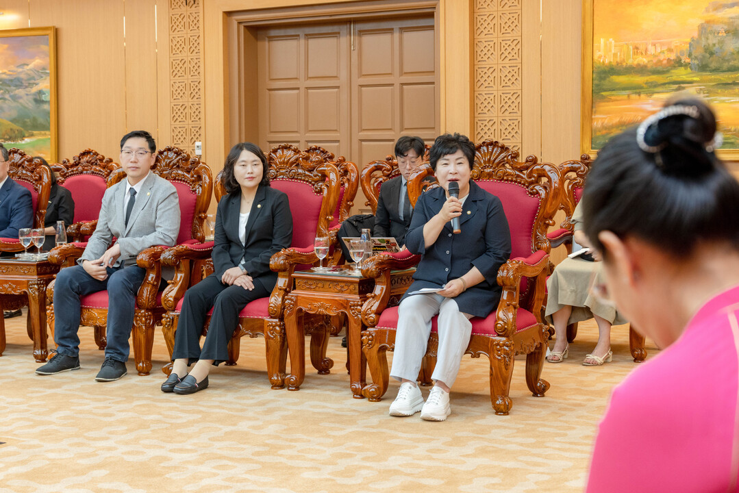 용인특례시의회는 베트남 다낭시 공식 방문 나흘째인 7일 다낭시 인민위원회 관계자들과 간담회를 갖고 양 도시의 실질적인 교류 확대 방안을 논의했다.