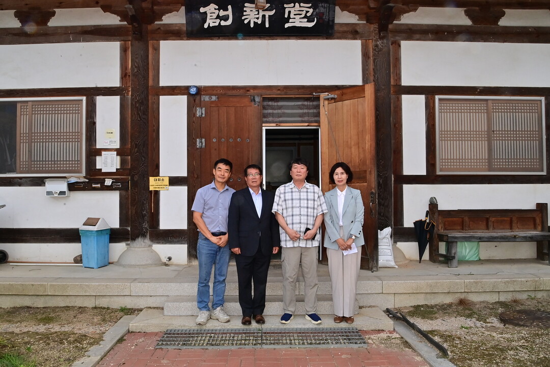 10일 화천군의회 조웅의 의장(왼쪽에서 두번째), 이선희 부의장(오른쪽 첫번째)이 화천군 간동면 한옥학교를 방문했다.(화천군의회 제공)