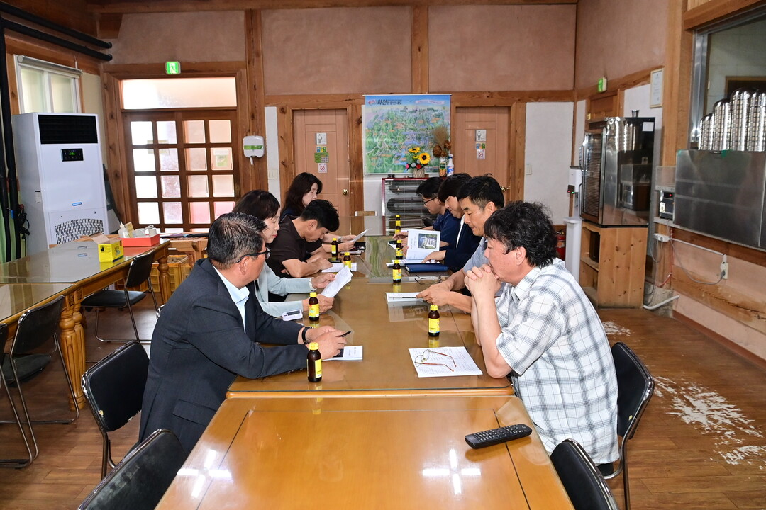10일 화천군의회 조웅의 의장, 이선희 부의장이 화천군 간동면 한옥학교를 방문했다.(화천군의회 제공)