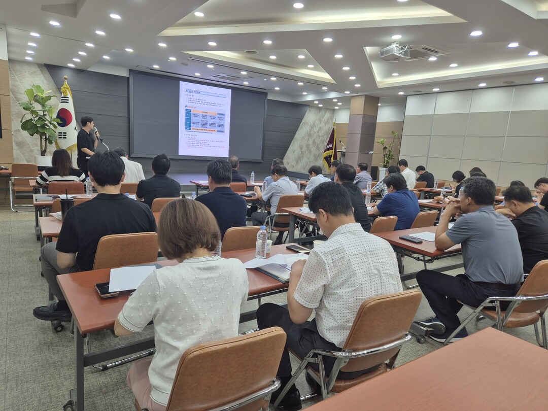 기흥구는 10일 구성농협에서 농협 직원을 대상으로 농지 전수조사 관련 실무 교육을 했다. 용인시 제공