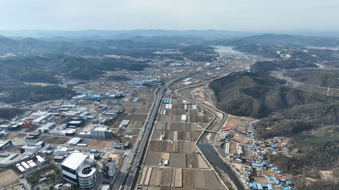 용인 첨단 시스템 반도체 국가산단이 들어설 이동&middot;남사읍 일대 전경. 중앙을 관통하는 도로가 국도 45호선. 용인시 제공