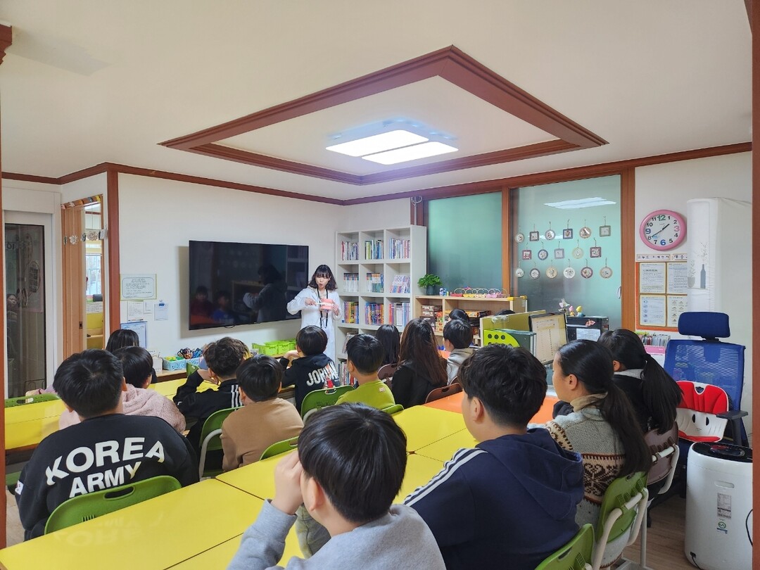 용인특례시 보건소는 여름방학을 맞아 지역아동센터 아동을 대상으로 찾아가는 &lsquo;취약계층 구강건강관리&rsquo; 사업을 한다.