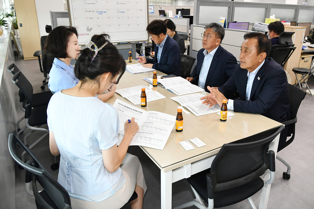 김세훈 화천군수는 지난 10~11일, 세종특별시 정부 청사를 찾아 행정안전부, 국토교통부, 문화체육관광부를 방문해 주요 사업을 설명하고, 국비 지원과 신속한 사업 추진을 요청했다(화천군청 제공)