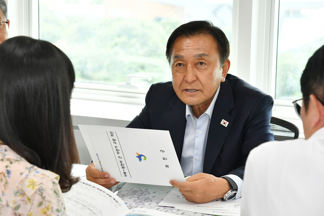 김세훈 화천군수는 지난 10일부터 이틀간의 일정으로 세종시 정부 청사를 찾아 지역발전과 군민 소득과 삶의 질 향상을 위한 필수 사업들의 국비 지원을 요청하고, 군민들의 건의사항을 전달했다.(화천군청 제공)