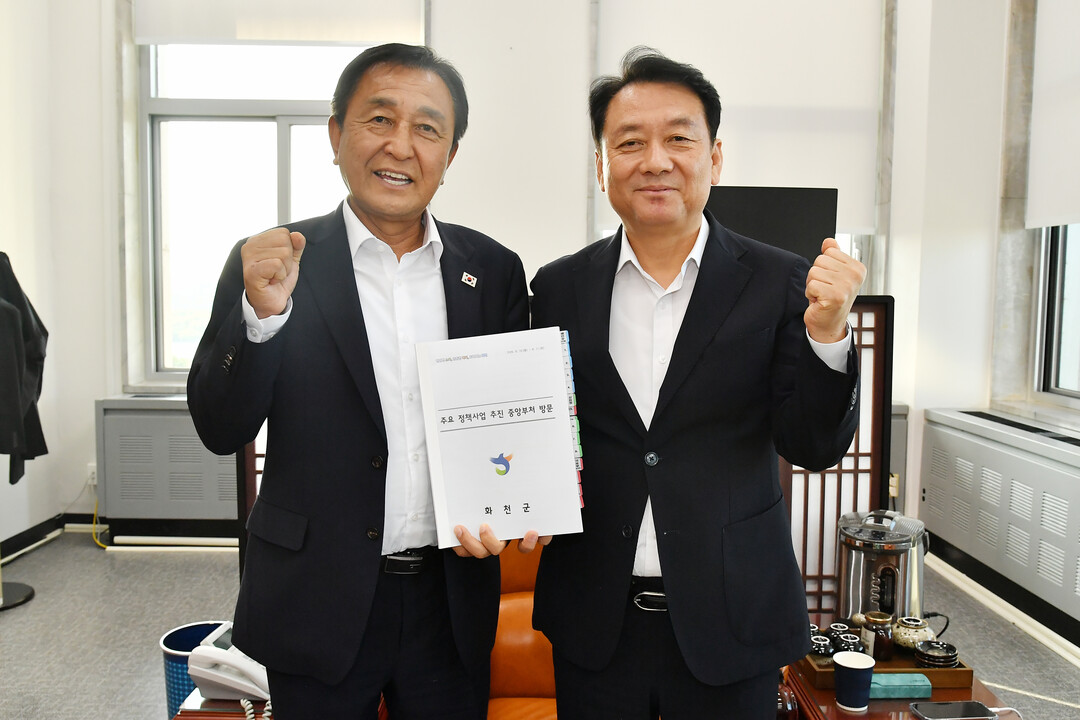  김세훈 화천군수는 지난 11일 국회를 찾아 이광재 예결위원장에게 지역 현안 해결을 위한 관심과 지원을 당부했다(화천군청 제공)