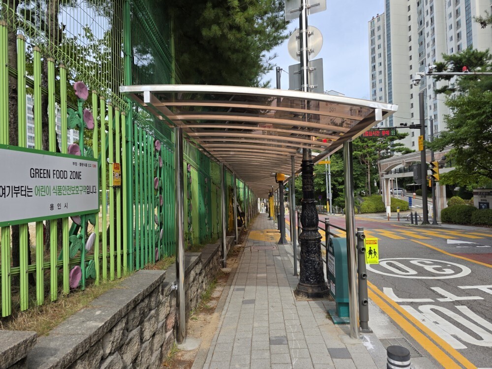 수지구는 신촌초 통학로에 캐노피를 설치했다. 용인시 제공