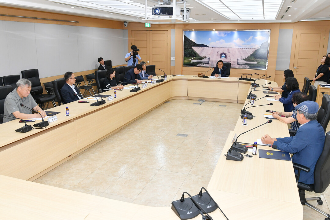  제5회 화천군 생활보장위원회가 13일 화천군청에서 김세훈 군수를 비롯한 위원들이 참석한 가운데 열렸다. (화천군청 제공)