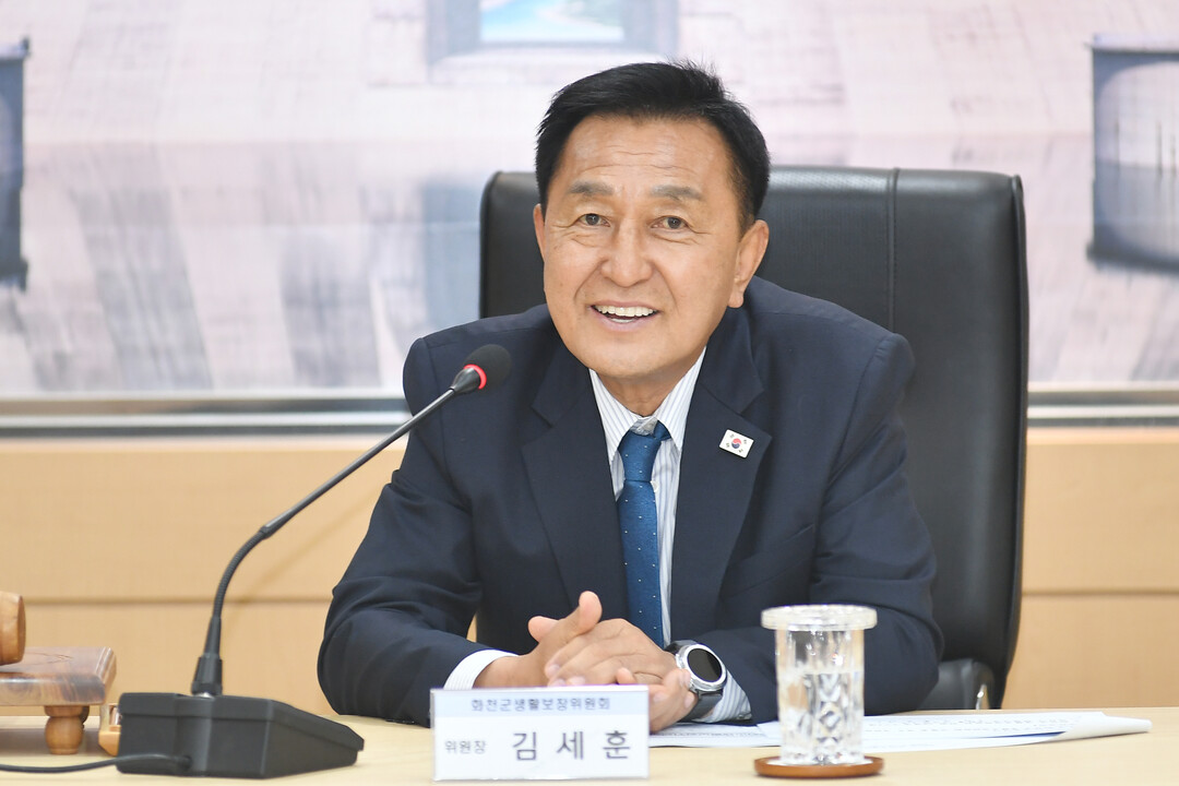 김세훈 군수가  제5회 화천군 생활보장위원회 회의에서 인사말을 하고 있다(화천군청 제공)