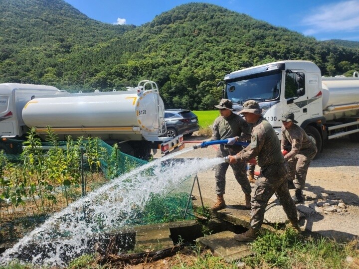 육군 39사단 장병들이 경남 함안군 운곡리 일대에서 농업용수를 지원하고 있다.(사진=국방부 제공)

