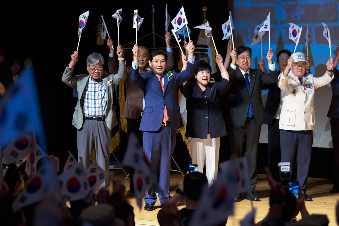 이상일 용인특례시장(가운데)이 15일 시청 에이스홀에서 진행된 제81주년 광복절 경축식에서 참가자들과 만세삼창을 외치고있다.