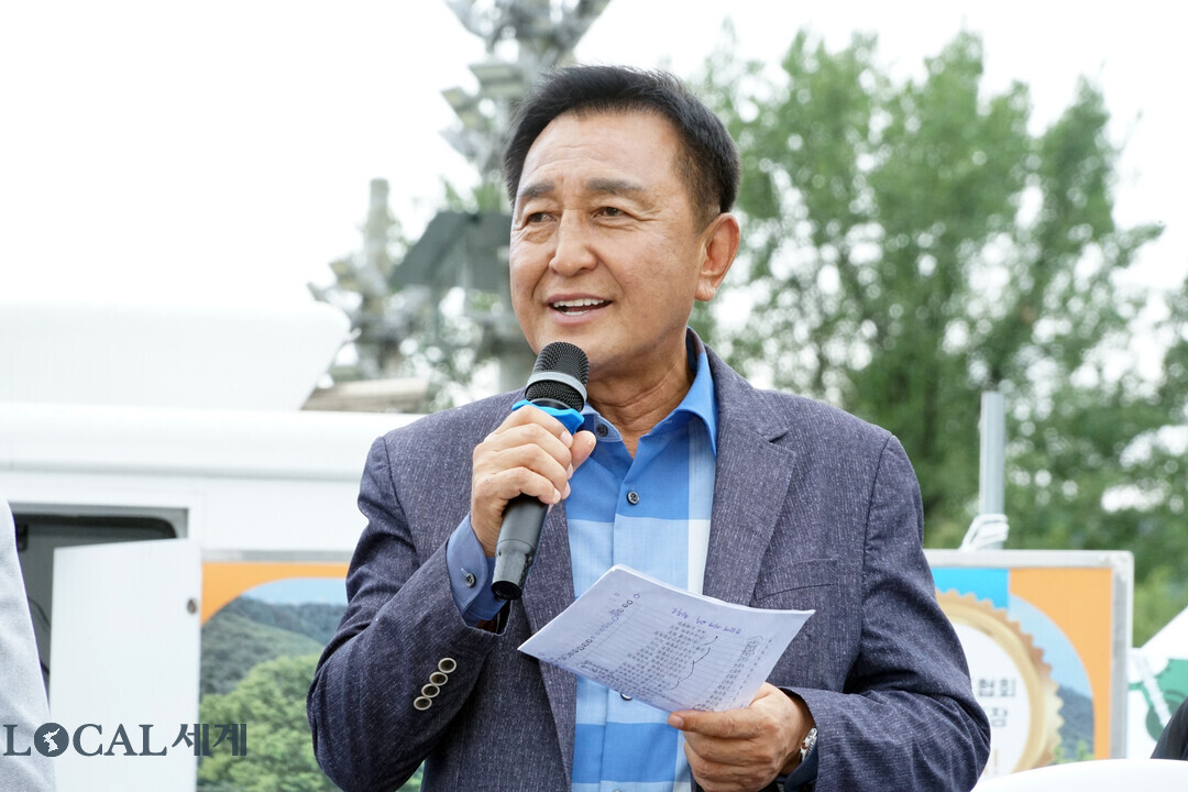 김세훈 군수가 2026화천붕어섬 드론 페스타 개막식에서 환영사를 하고 있다