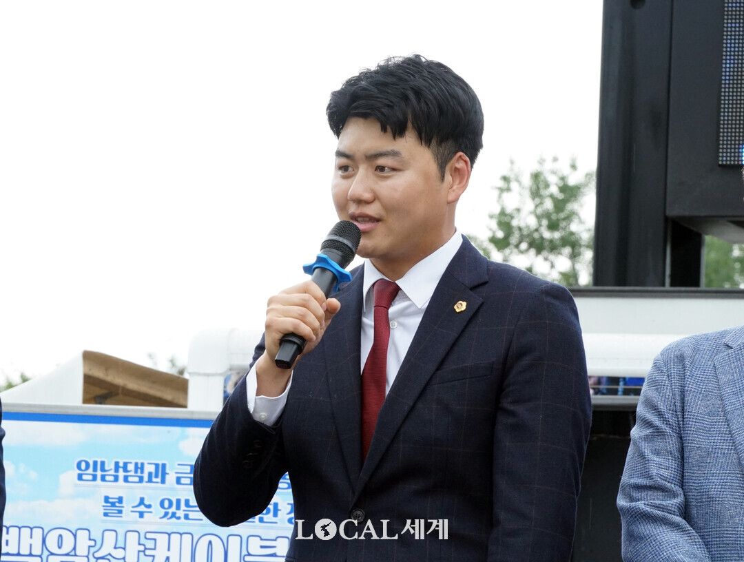 박대현 도의원이 2026화천붕어섬 드론 페스타 개막식에서 축사를 하고 있다