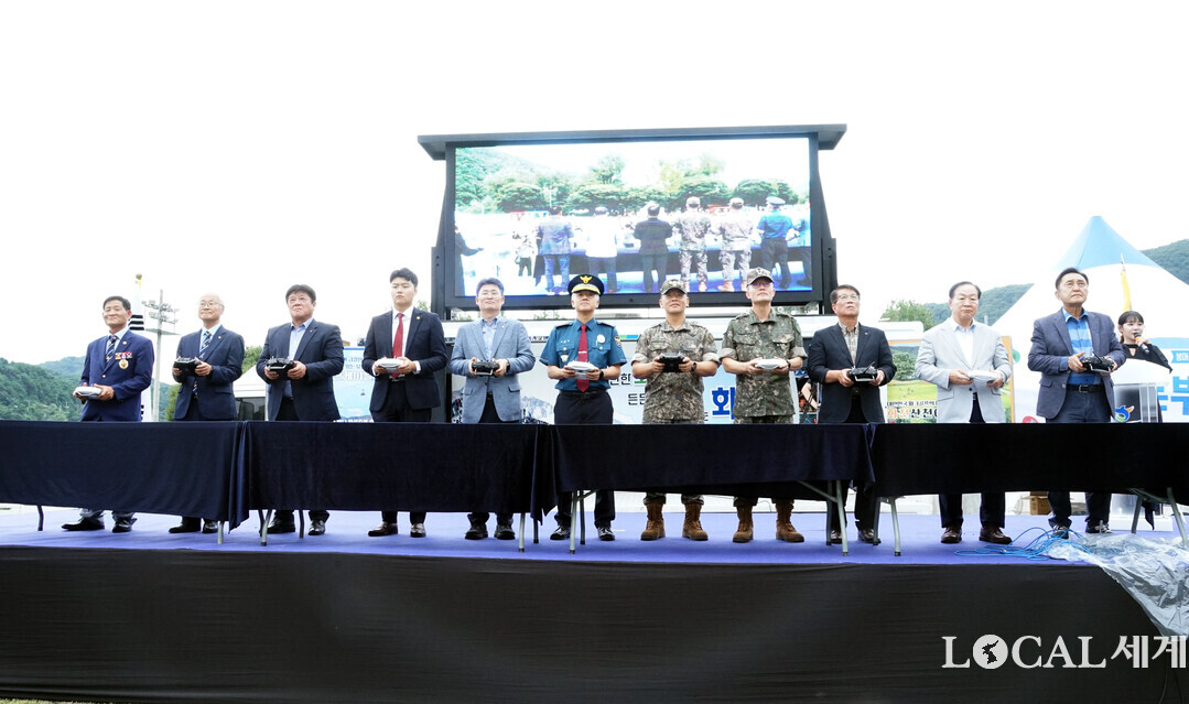 2026화천붕어섬 드론 페스타에 참석한 내빈들이 드론시연을 하고 있다