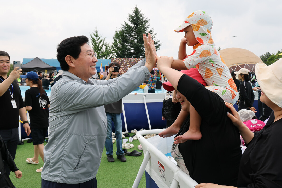 이상일 용인특례시장이 15일용인시청소년수련원 개원 30주년 기념행사에서 시민들과 인사를 나누고 있다.