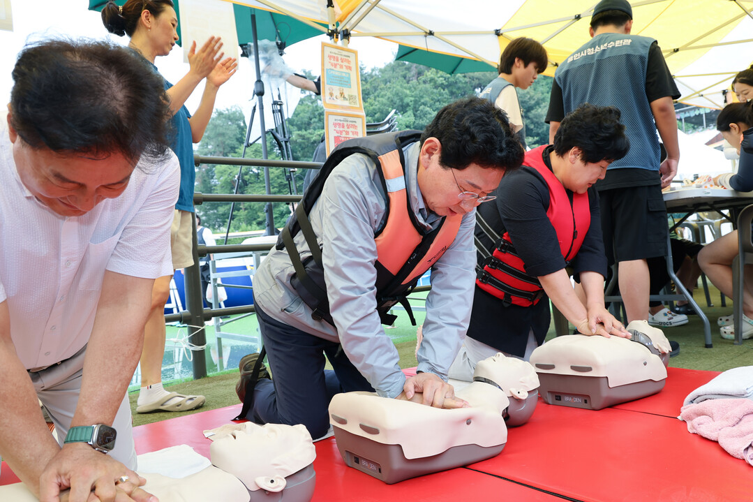 이상일 용인특례시장이 15일용인시청소년수련원 개원 30주년 기념행사에 마련된 체험부스에서 심폐소생술 체험을 하고 있다.