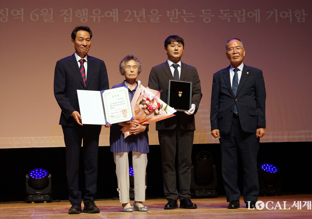  독립유공자 故 최윤호님에게 대통령표창이 추서돼 유족에게 전수됐다.