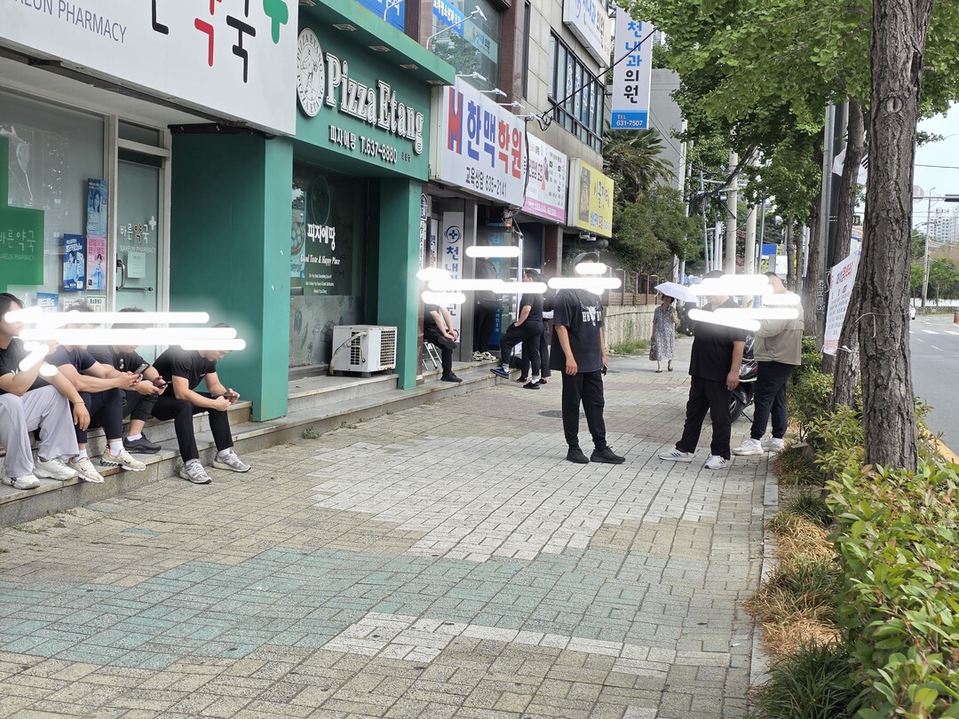 감만연합비대위가 지난 15일 오후 2시 &lsquo;조합임원 해임 및 직무정지를 위한 임시총회&rsquo;를 개최, 조합임원 10명을 해임한 직후 감만1구역재개발정비사업조합 사무실이 있는 건물 출입구 앞 전경. 연합비대위 측의 조합사무실 점거를 우려한 현 조합 측의 의뢰를 받은 경호업체의 요원 10여명이 삼엄한 경비를 서고 있다.