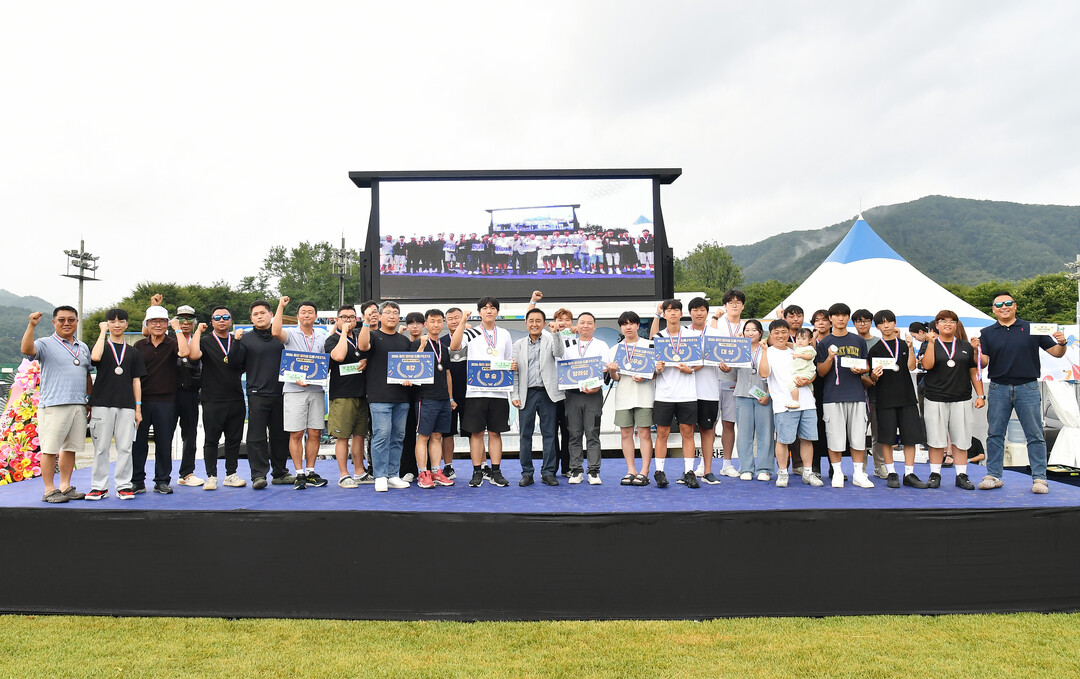 2026 화천 붕어섬 드론 페스타 수상자들과 김세훈 군수(가운데)가 기념촬영을 하고 있다(화천군청 제공)