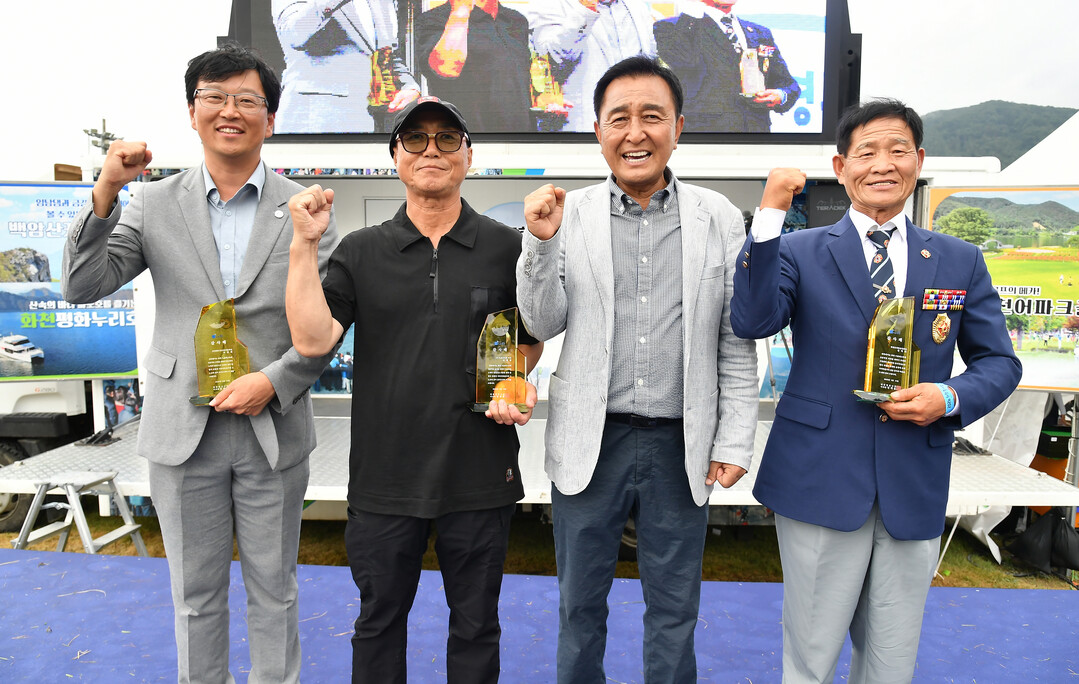 2026 화천 붕어섬 드론 페스타 폐막식에서 김세훈 군수(오른쪽 두번째)와 행사 관계자들이 기념촬영을 하고 있다(화천군청 제공)