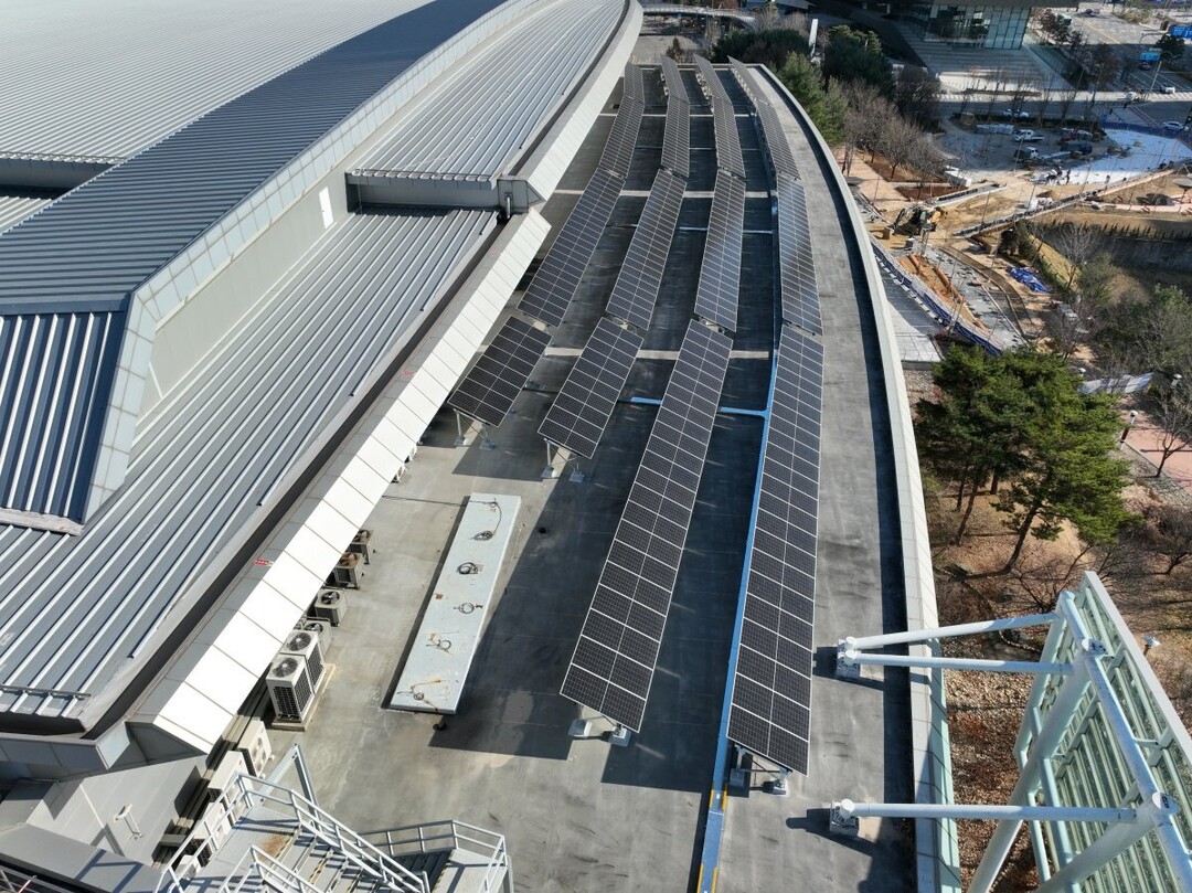 킨텍스 제1전시장 상부 태양광 발전시설(262.2kW, 2025년 설치)/ 고양시 제공