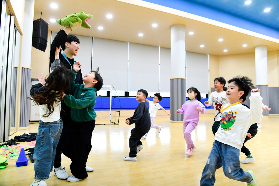 전국 최초로 지자체가 운영하는 초등 저학년 온종일 돌봄 시설인 화천커뮤니티센터. 화천군은 9월부터 사내면 권역에서도 초등 저학년 돌봄교실을 운영한다(화천군청 제공)