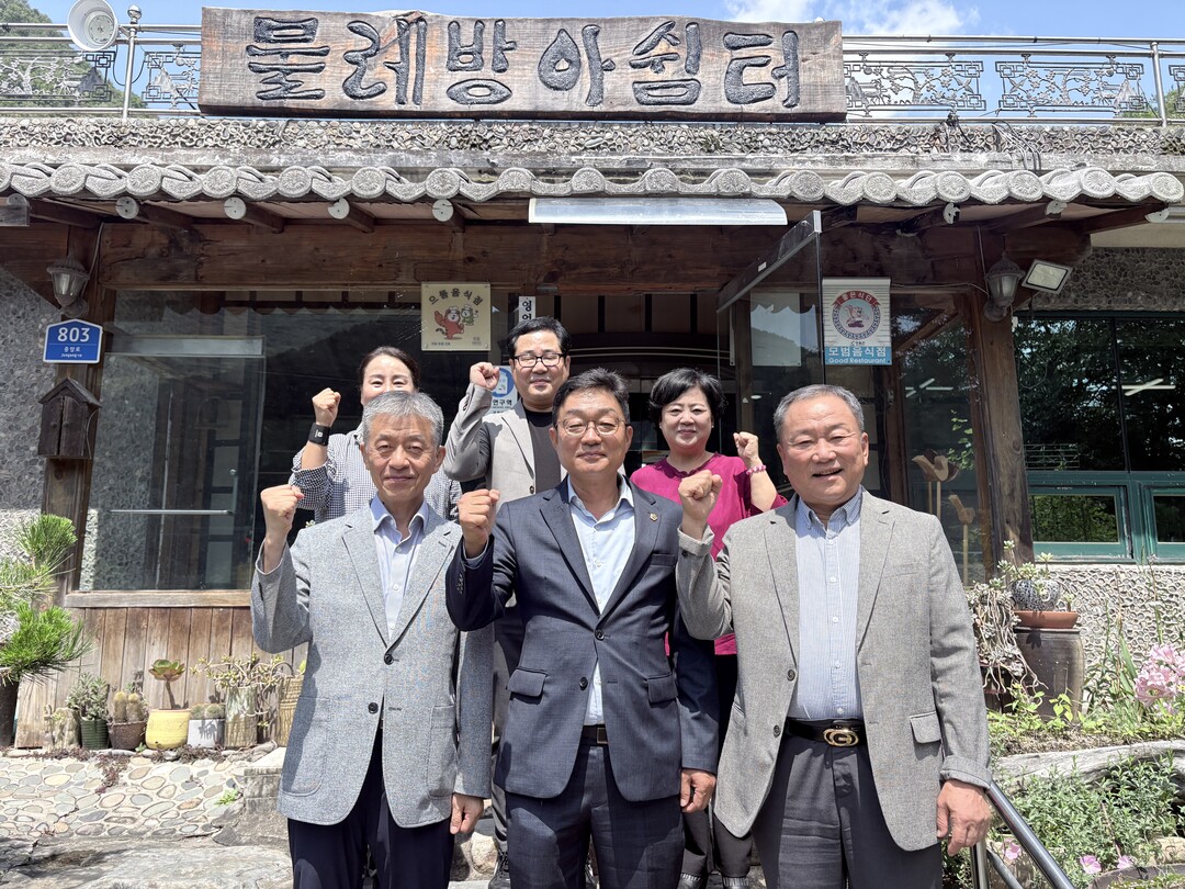 영월의료원 현안청취에 나선 김학조(앞줄 가운데) 의원(강원도의회 제공)