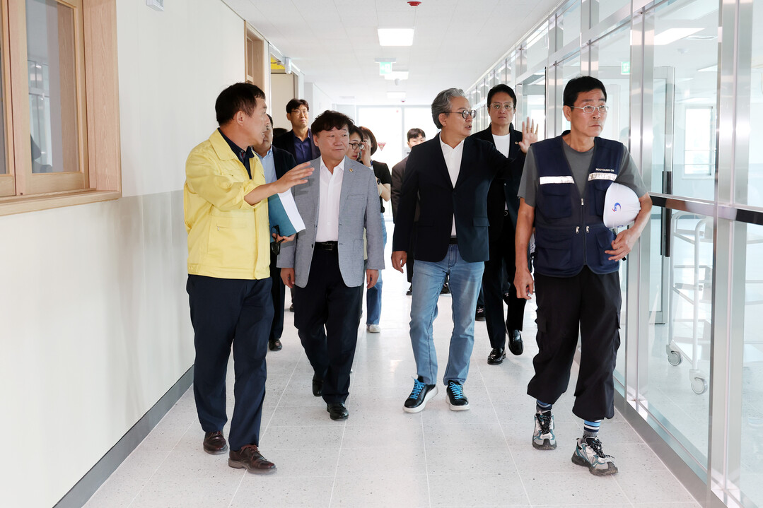 260818 남종섭 의장, 9월 개교 앞둔 용인 기흥중학교 현장점검 (1).jpg
